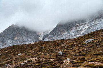 High-altitude rocky peaks and vegetation landscapes of the Qinghai-Tibet Plateau