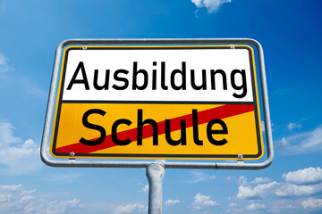 Ausbildung statt Schule – symbolischer Wegweiser für den Berufseinstieg