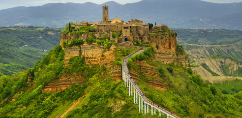 Fototapeta premium Civita di Bagnoregio is a town in the province of Viterbo, Lazio, Italy, about 100 km north of Rome. It was founded as a city in the 1st millennium BC by the Etruscans.