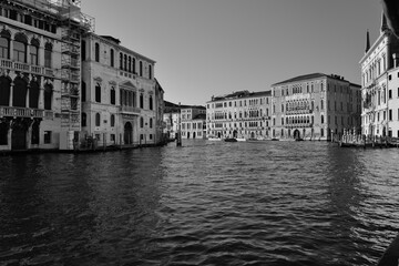 Fa&ccedil;ades silencieuses et canal d&eacute;sert : architecture v&eacute;nitienne fig&eacute;e dans l&rsquo;eau