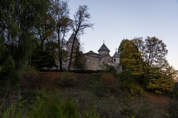Obraz premium Serene View of Haghartsin Monastery in a Tree-Covered Landscape