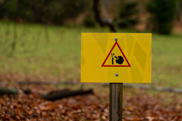 Znak ostrzegawczy – uwaga na złamane drzewo lub spadające gałęzie w parku