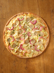 Pizza mit Weisswurst und Zwiebel, rote Zwiebeln, Wurstscheiben, Topshot, 