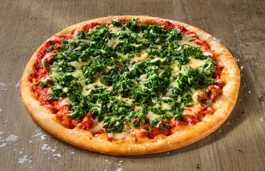 Pizza Spinat mit Tomatensauce auf rustikalem Holzfond, Pizza, Spinat, Gemüse, gesund Topshot, 