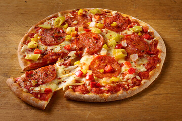 Salami Pizza mit Paprika, Käse geschmolzen, Käsefäden, Pizzaslice, isoliert, 