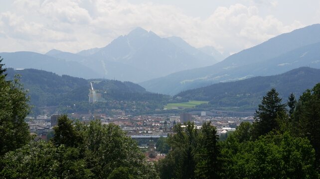 Vue panoramique estivale de la ville d'Innsbruck, au c&oelig;ur des Alpes en Autriche, au milieu des for&ecirc;ts et des montagnes