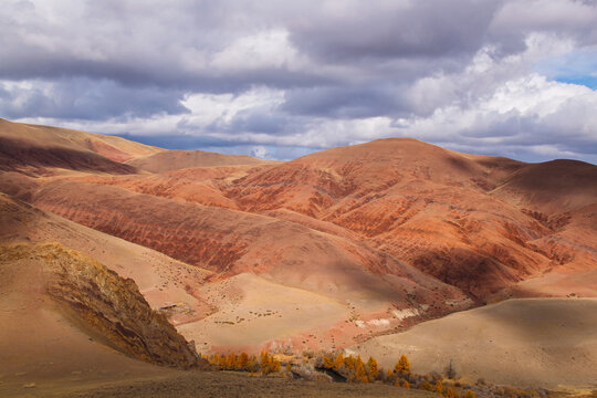 Fantastic Unearthly "Martian" Landscape Of One Of The Most Beautiful Regions Of Russia - Aitai Mountains.The Border Of Mongolia And Russia,The Kokorya Gorge: Numerous Outcrops Of Red And Color Clay.