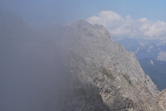 Brume ou nuage sur la montagne, dans la r&eacute;gion d'Innsbruck, Alpes, Autriche
