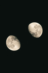Composition artistique de deux lunes dans un ciel noir