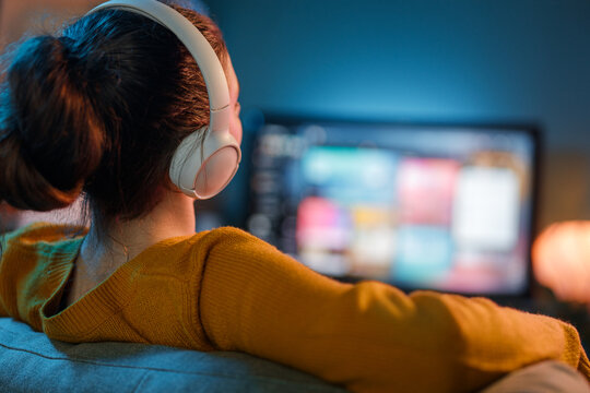 Fototapeta woman watching TV at home