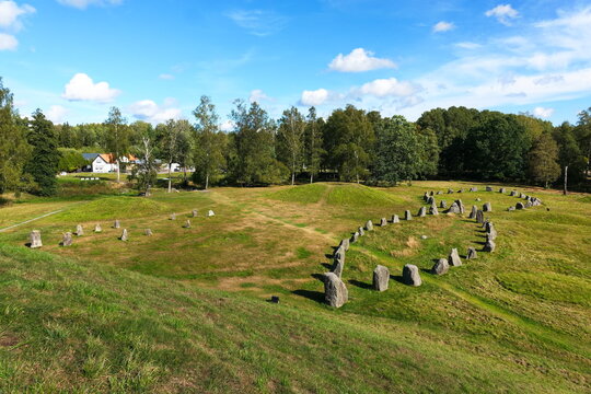 Blick auf die Schiffsetzungen in  Anundsh&ouml;g in Schweden	