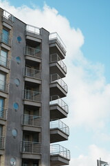 Immeuble sur la digue à Koksijde à la côte Belge, Coxyde à la mer du nord en Belgique