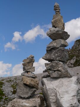 Deux cairns, rep&egrave;res de voyageurs gr&acirc;ce &agrave; l'empilement de pierres, dans un paysage montagneux, Alpes, Autriche