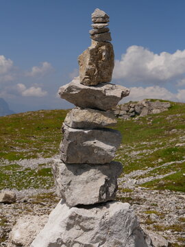 Cairn, empilement de cailloux comme rep&egrave;re de voyageur, randonneur en montagne, dans les alpes, en Autriche (Innsbruck)