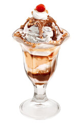 taça de sorvete de baunilha, chocolate acompanhado de chantilly com cereja isolado em fundo transparente