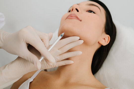 Cosmetic procedure using botulinum toxin to enhance chin and jawline balance. Botulinum toxin chin injection close-up. Botulinum toxin chin injection for smoother definition and symmetry.