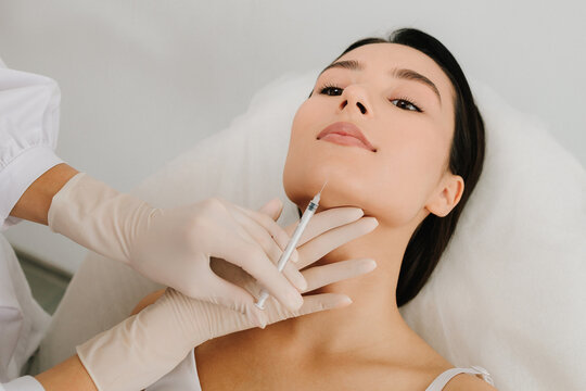 Cosmetic procedure using botulinum toxin to enhance chin and jawline balance. Botulinum toxin chin injection close-up. Botulinum toxin chin injection for smoother definition and symmetry.