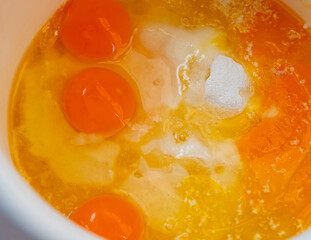 Backzutaten für einen Rührkuchen in einer Schüssel