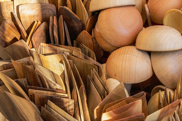 Fototapeta premium Handcrafted wooden kitchen utensils and bowls arranged in warm sunlight at a local artisan market display