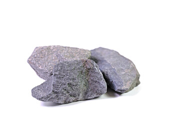 Schottersteine vor weißem Hintergrund