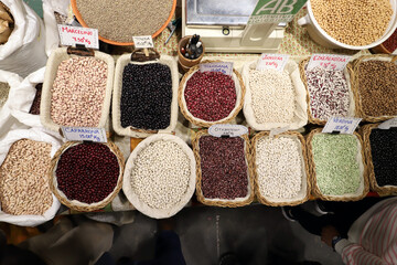 cestas de legumbres ecológicas en el mercado