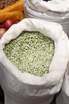 Saco de alubias verdina en el mercado para comprar a granel