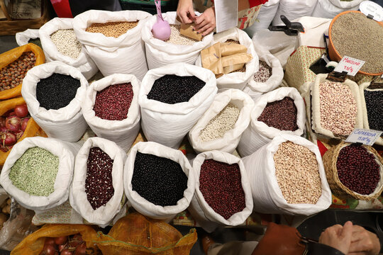 venta de legumbres a granel en el mercado