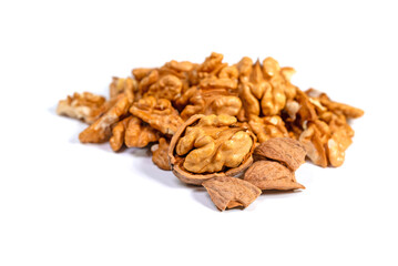 Geknackte Walnüsse vor weißem Hintergrund