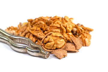 Geknackte Walnüsse vor weißem Hintergrund