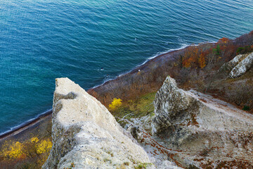Kreidefelsen im Herbst an der Küste der Ostsee auf der Insel Rügen