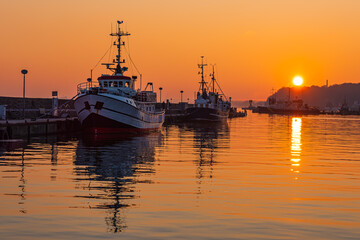 Sonnenuntergang und Fischerboote im Hafen der Stadt Sassnitz auf der Insel Rügen