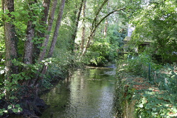 Obraz premium La rivière l'Argentor, village de Nanteuil en Vallée, département de la Charente, France