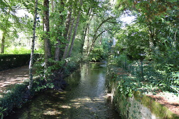 La rivière l'Argentor, village de Nanteuil en Vallée, département de la Charente, France