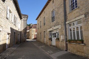 Rue typique dans le village, village de Nanteuil en Vallée, département de la Charente, France