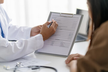 physician discusses health concerns with a patient in a medical consultation