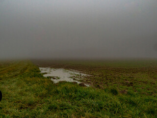 Nasser Ackerboden im Nebel