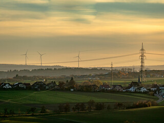 Hochspannungsmasten in der Ferne bei Sonnenuntergang