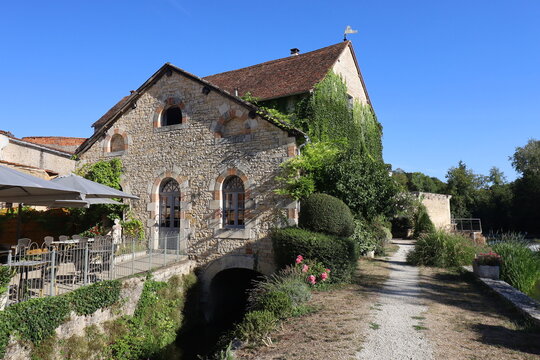 B&acirc;timent typique, vue de l'ext&eacute;rieur, village de Verteuil sur Charente, d&eacute;partement de la Charente, France