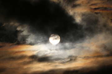 Fototapeta premium Dramatic evening sky with clouds around sun