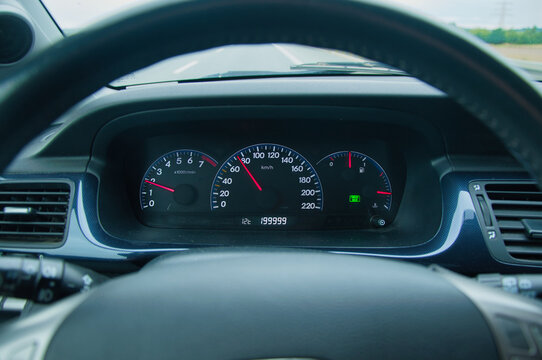 Na desce rozdzielczej wyraźnie widoczny przebieg samochodu - 199999 km.