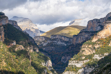 Fototapeta premium The Vió Valley is located in the Sobrarbe region, between the Ara and Cinca rivers. Adjacent to Ordesa National Park, its autumn colors are unique. Huesca, Aragon, Spain