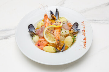 Choucroute de la mer avec saumon, moules, langoustines, pommes de terre et chou, spécialité normande, France