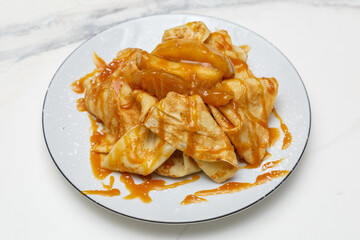 Crêpe normande aux pommes et caramel au beurre salé, dessert traditionnel de Normandie, France