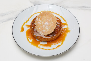 Tartelette aux pommes et caramel au beurre salé, spécialité normande, région de France