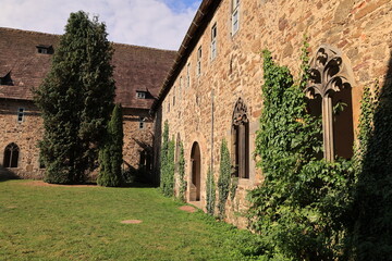 Obraz premium Blick in den Innenhof von Kloster Möllenbeck bei Rinteln im Weserbergland 