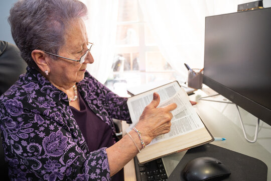 Senior counselor using religious text for online counseling