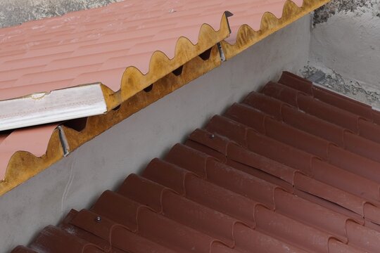 Corrugated sandwich panels. A hyperventilated roofing system made of cast metal sheets that mimic shingles, combined with sintered polystyrene foam insulation.