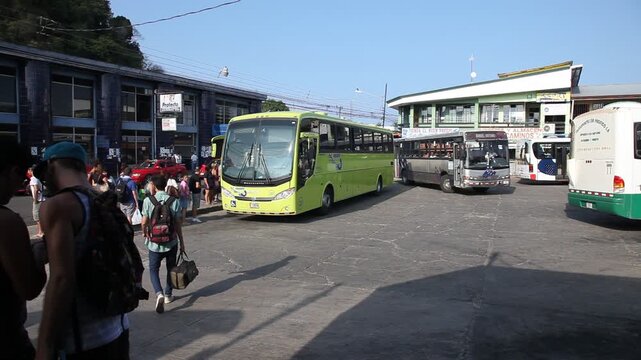 Strassenverkehr in Quepos, Puntarenas in Costa Rica. Dokumentation des t&auml;glichen Lebens mit Originalton