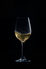 金色の艶を湛えた白ワインが記念日販促や季節フェアの訴求力を底上げする上質ワンカット. 生成AI