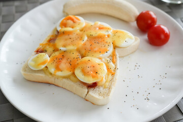 卵チーズトーストとミニトマト、バナナの朝食プレート